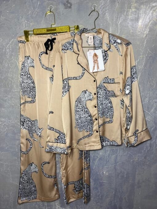 Pyjama boutonnée en satin "motif tigré"