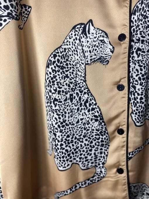 Pyjama boutonnée en satin "motif tigré" – Image 2