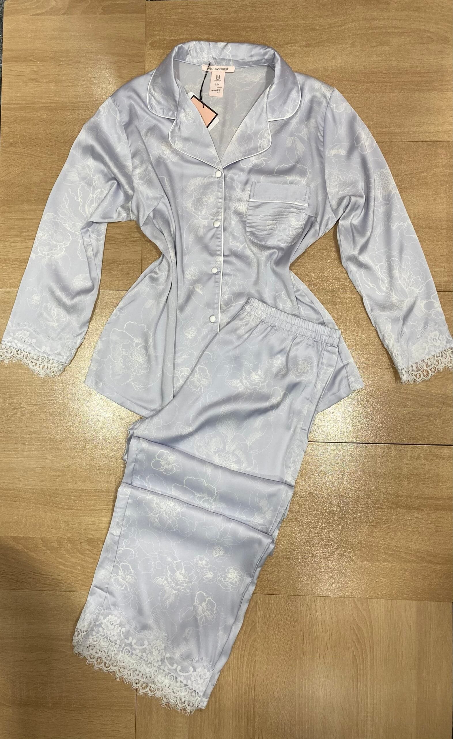Pyjama Boutonnée ' Bleu a fleurs ' en satin