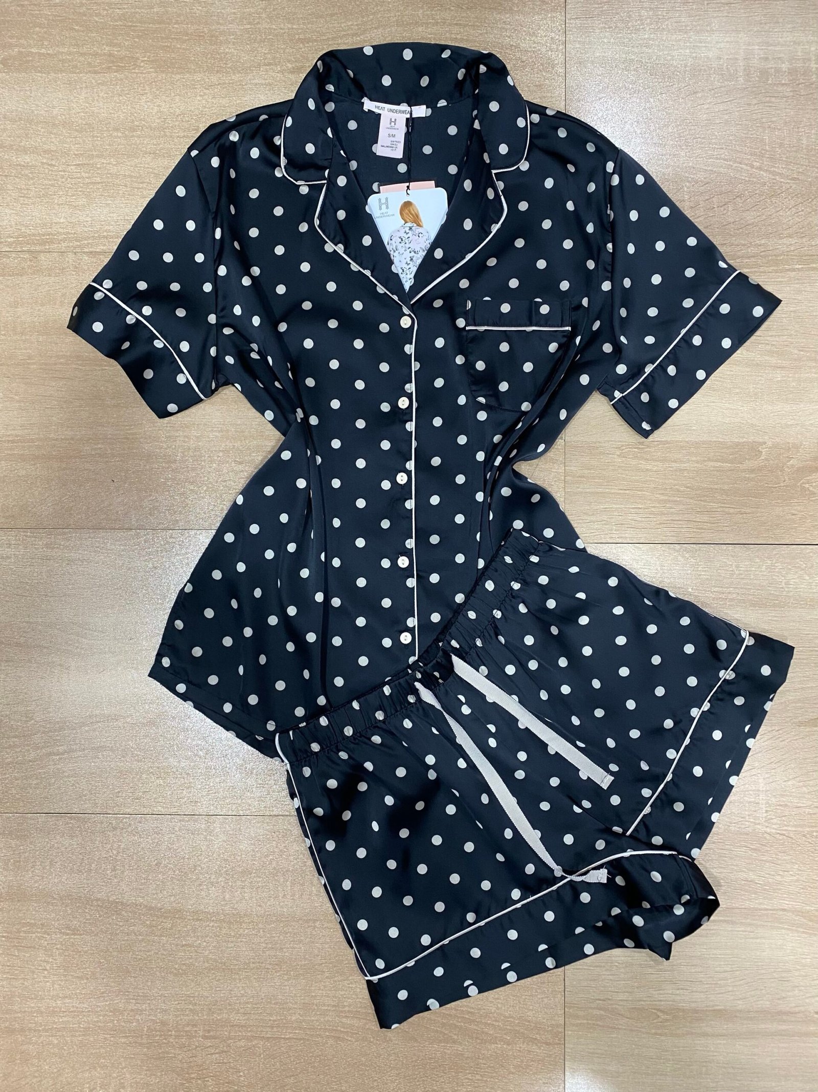 Pyjama short boutonnée ‘ Noir ‘ en satin