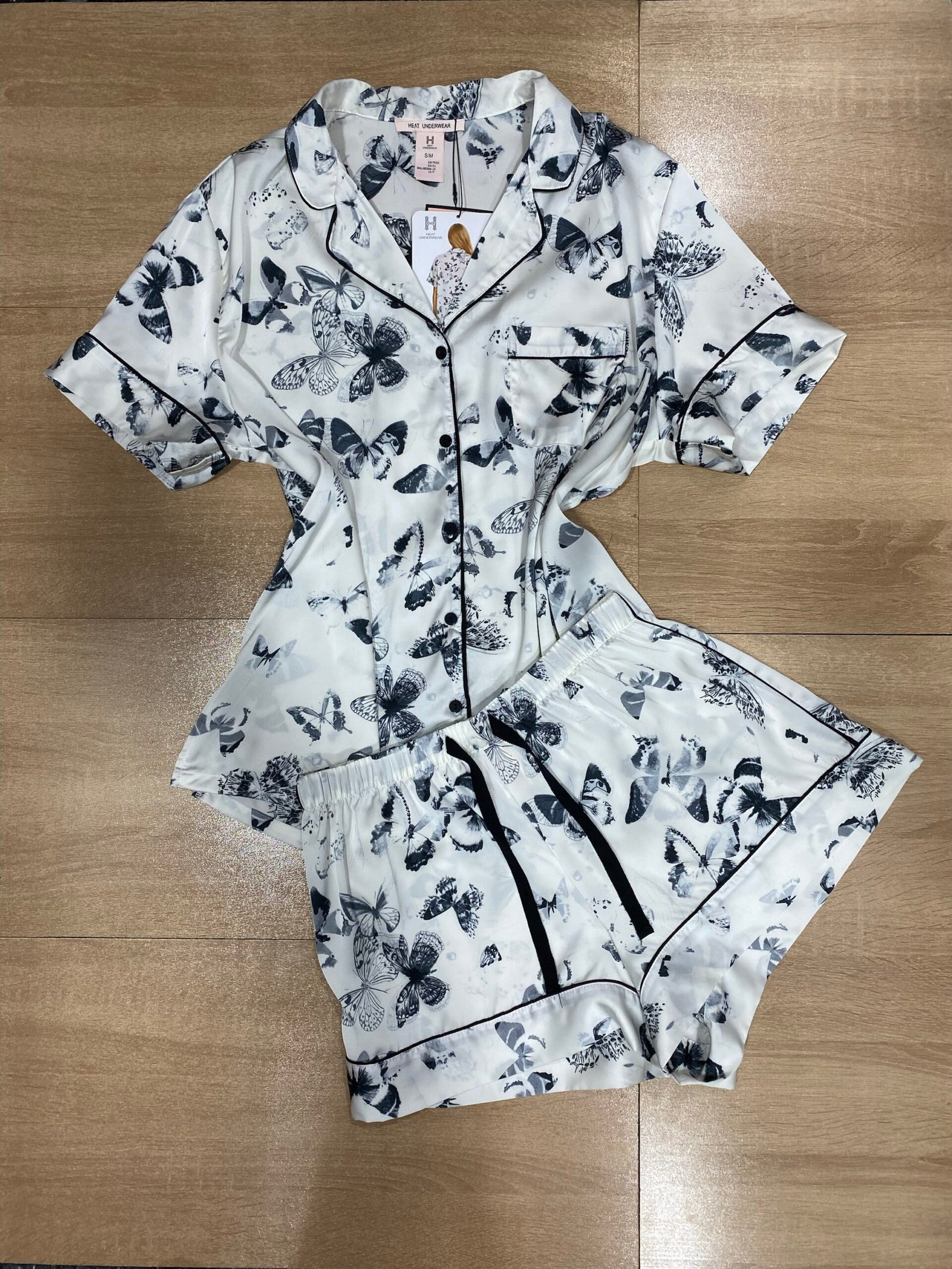 Pyjama short boutonnée ‘ Papillion ‘ en satin