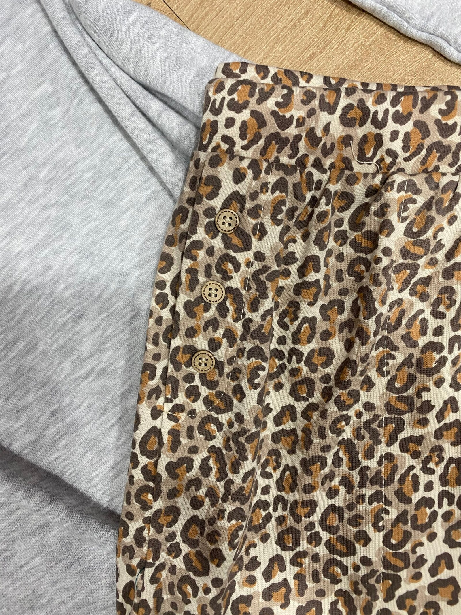 Pyjama manche longue ‘ Gris ‘ léopard – Image 2