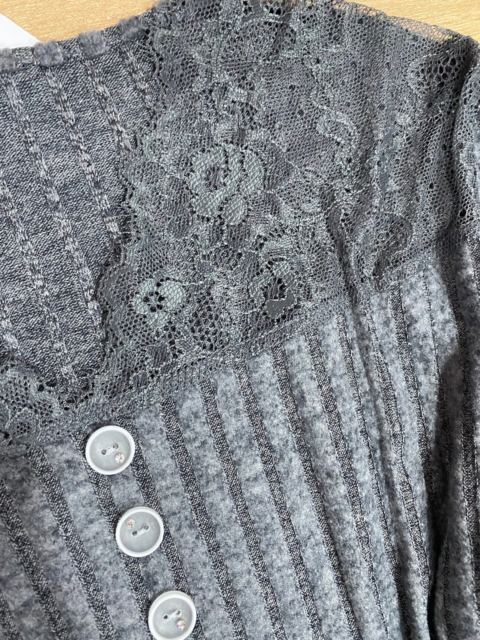 Pyjama Manche Longue ' Gris ' détail en dentelle – Image 2