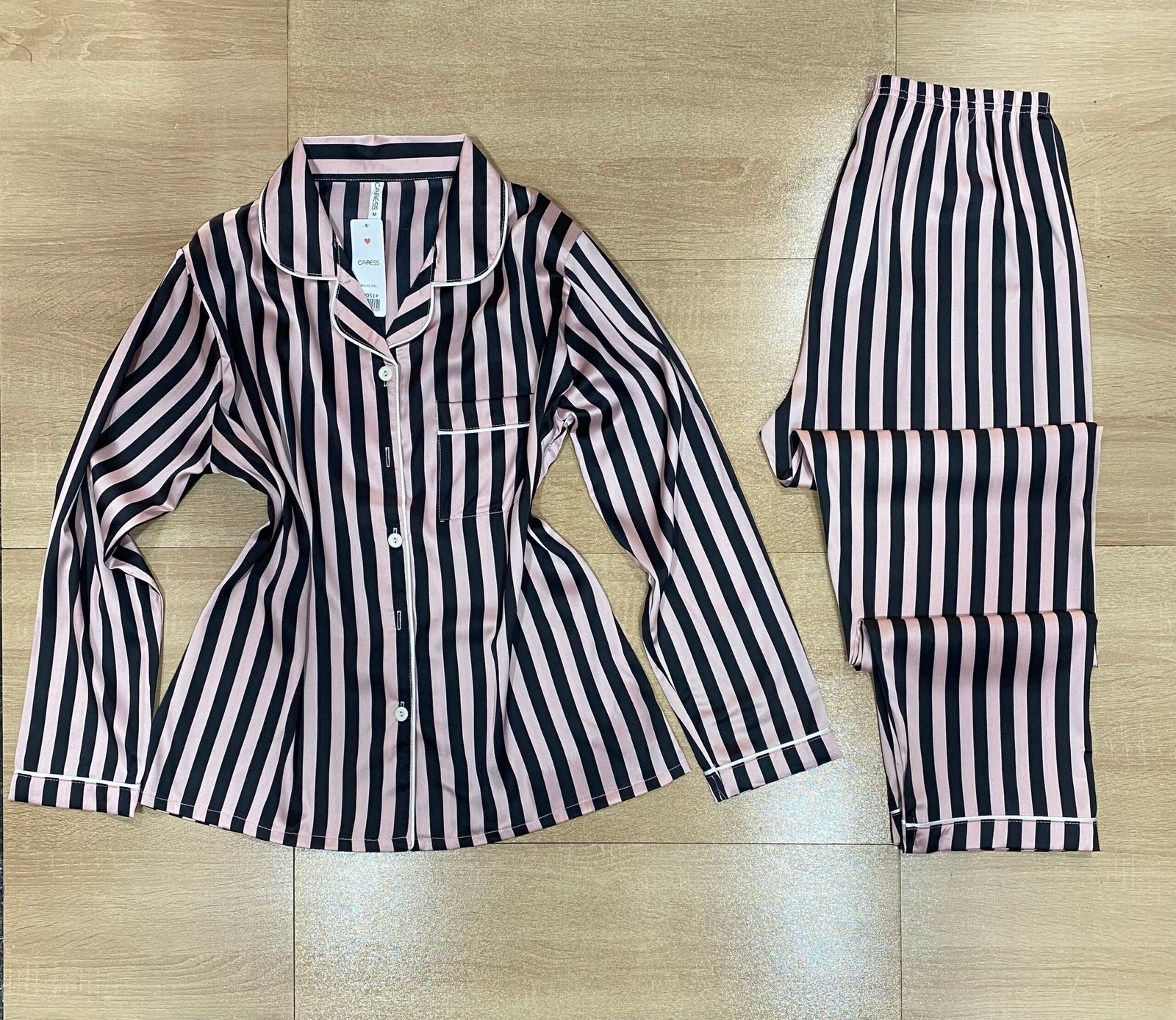 Pyjama Boutonnee ' Noir à rayure' En Satin