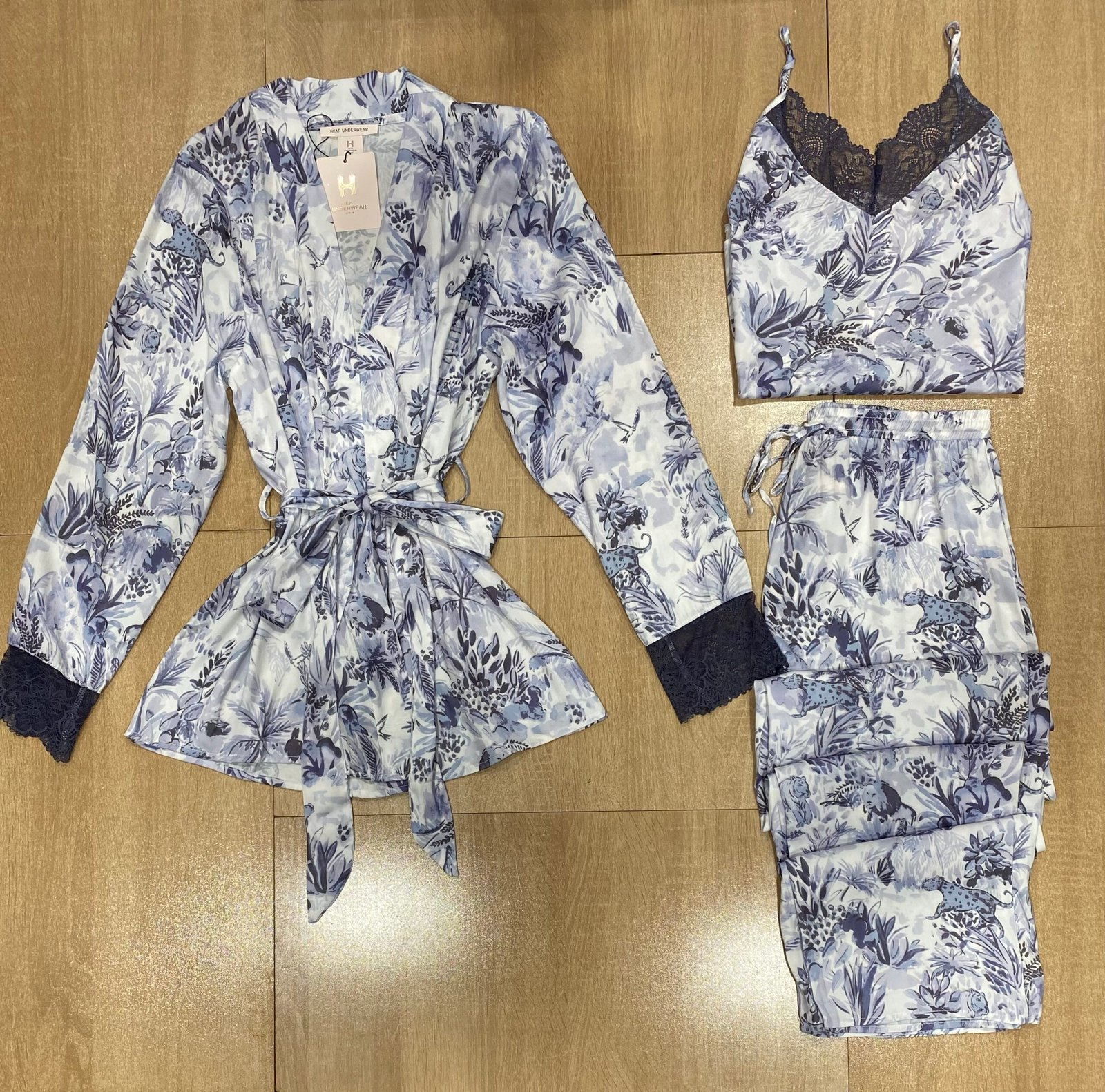 Pyjama 3 Pièces en satin ' Bleu a fleurs '