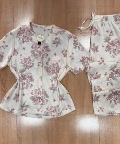 Pyjama Boutonnée  ‘ blanc à fleurs  ‘ en satin