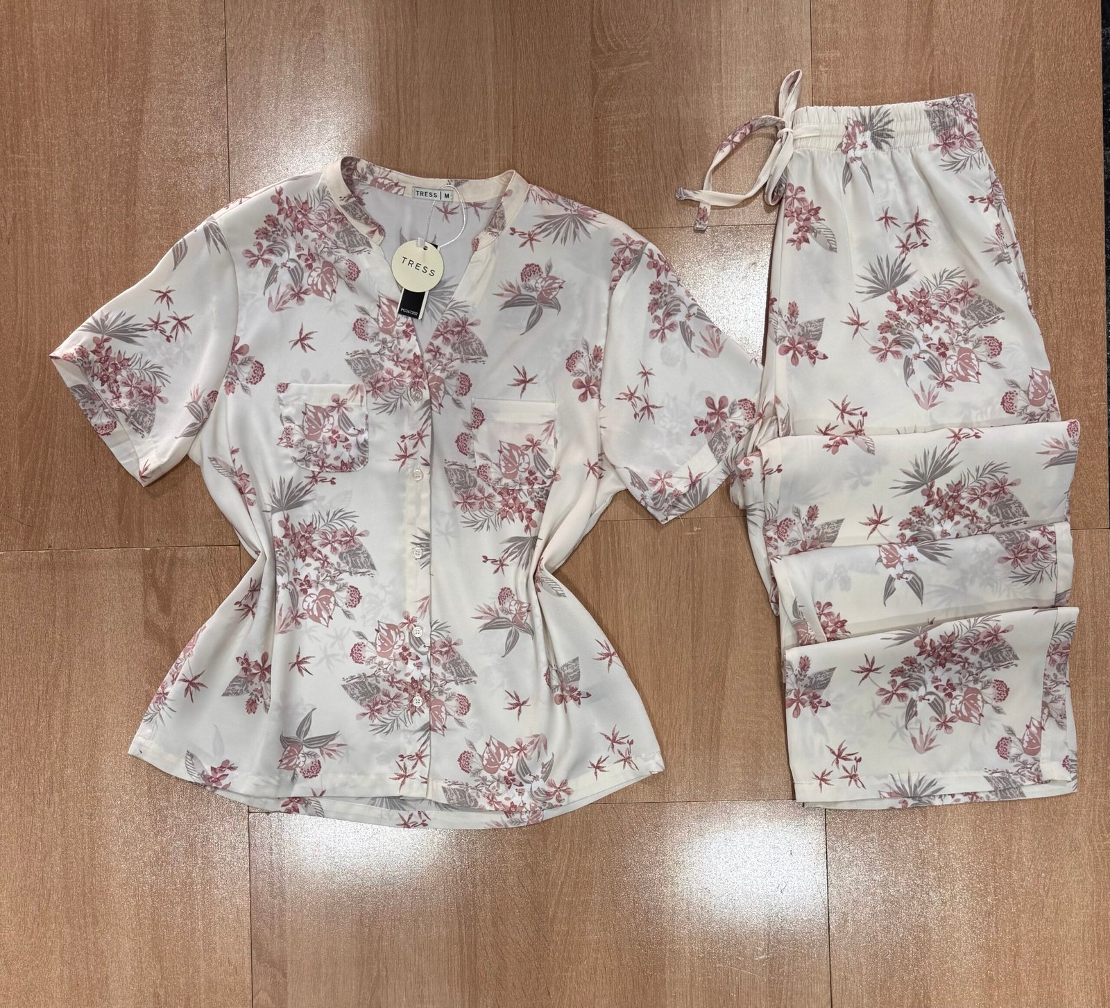 Pyjama Boutonnée ‘ blanc à fleurs ‘ en satin