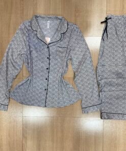 Pyjama Boutonnée  ‘ Noir  motifs ‘ en satin