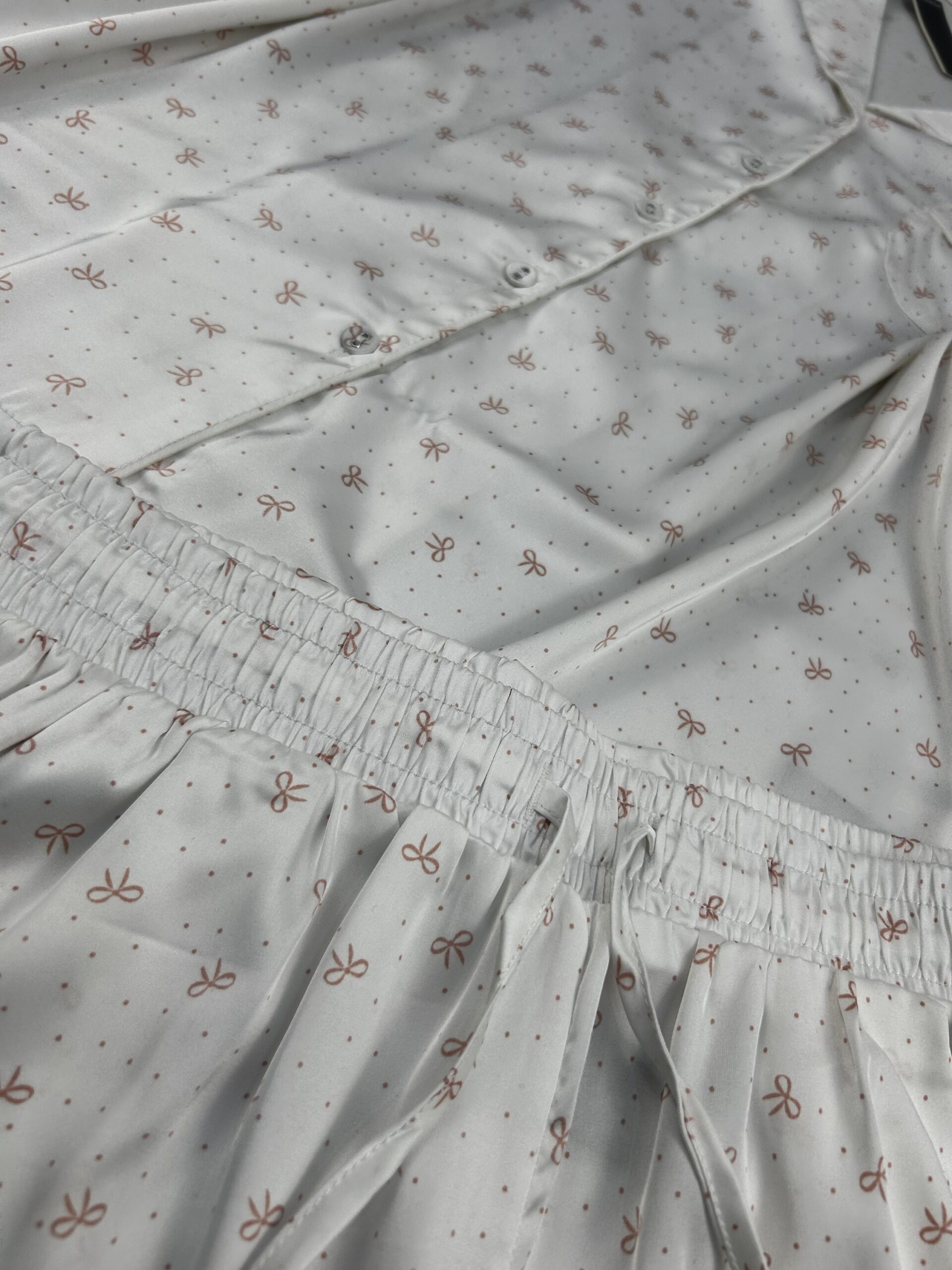 Pyjama Short Boutonnée " Blanc Nœud " En Satin – Image 2