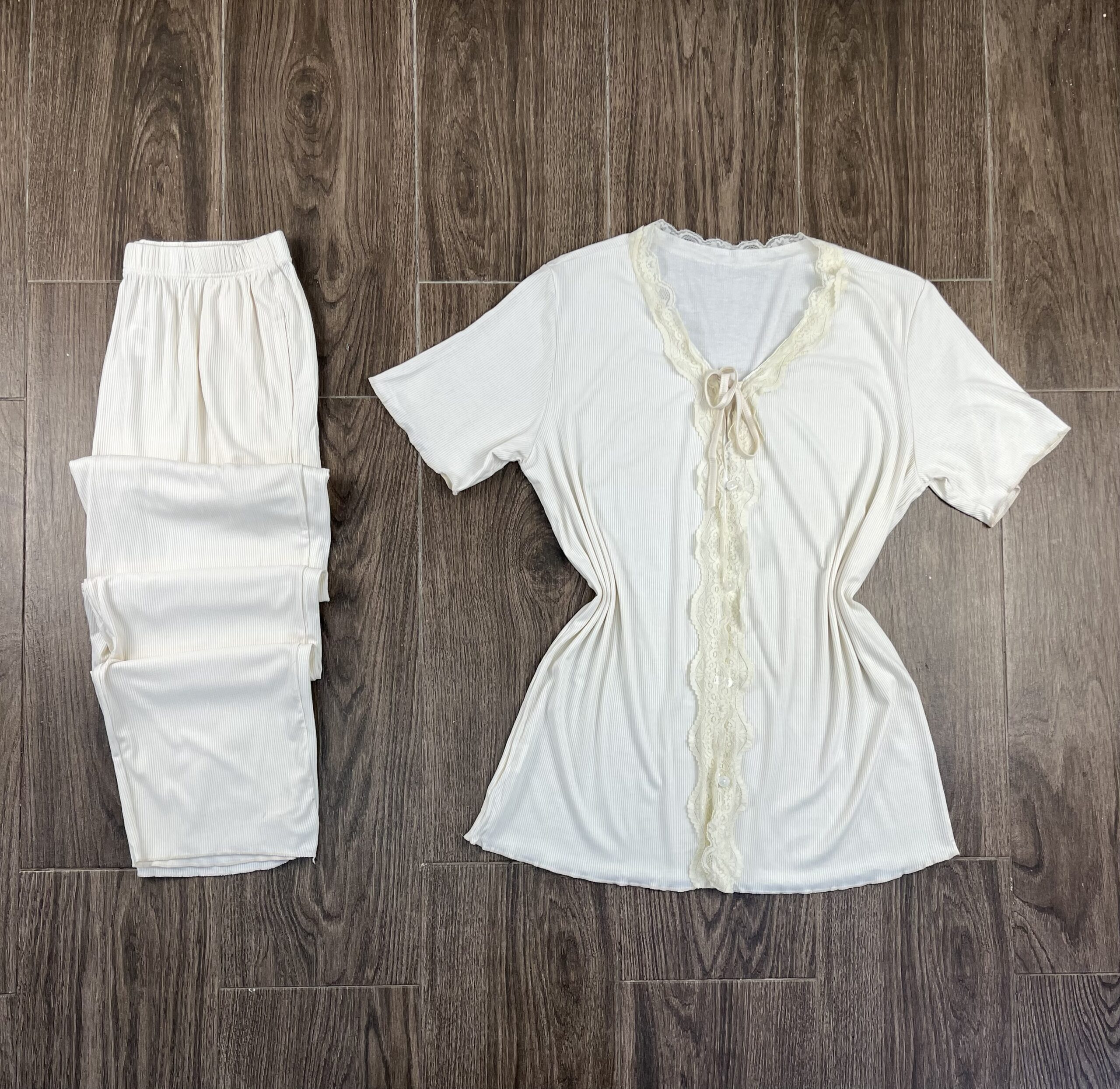 Pyjama Boutonnée " Blanc cassé " en Cotton demi manche