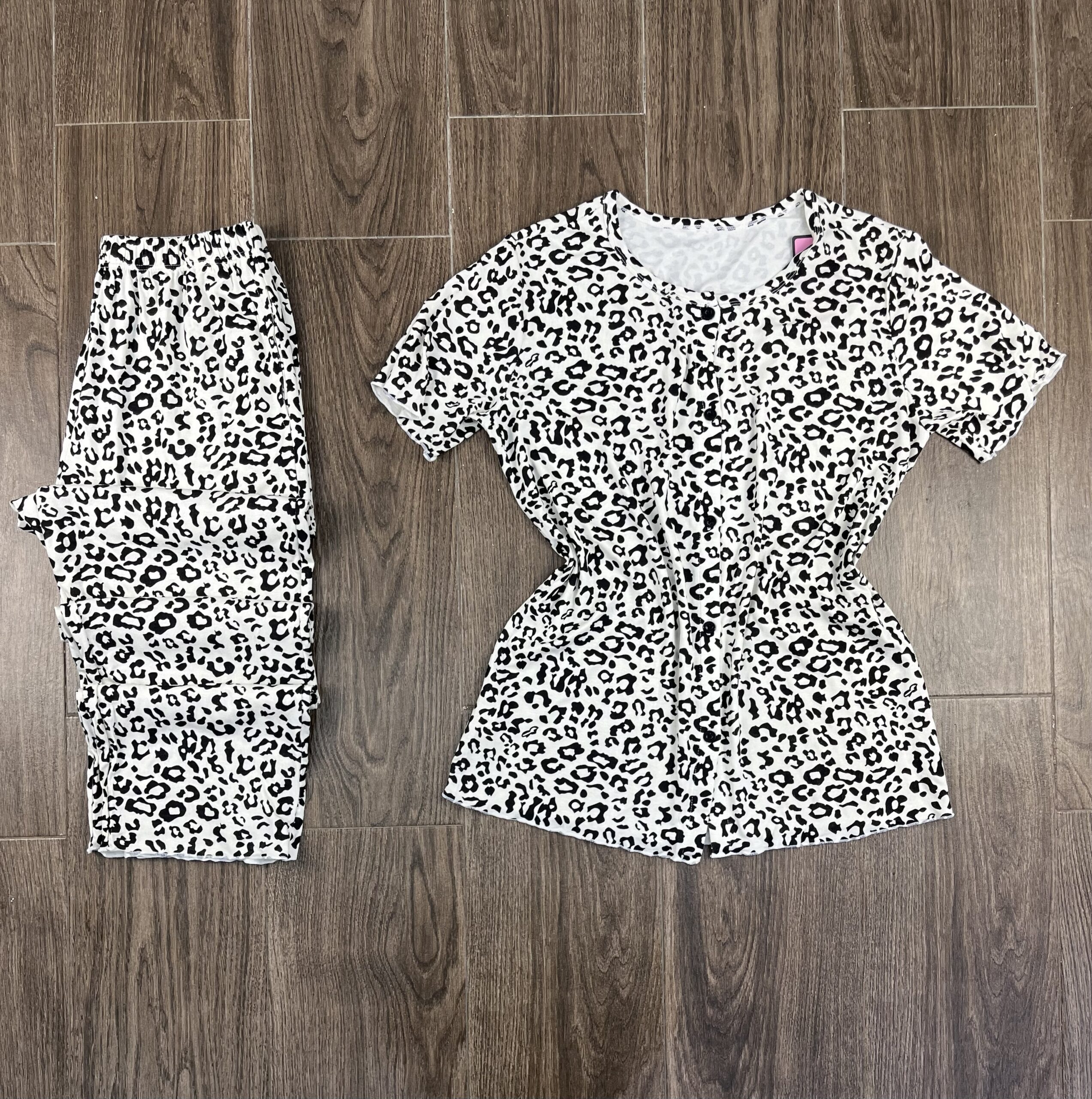 Pyjama Boutonnée " Blanc motif " en Cotton demi manche